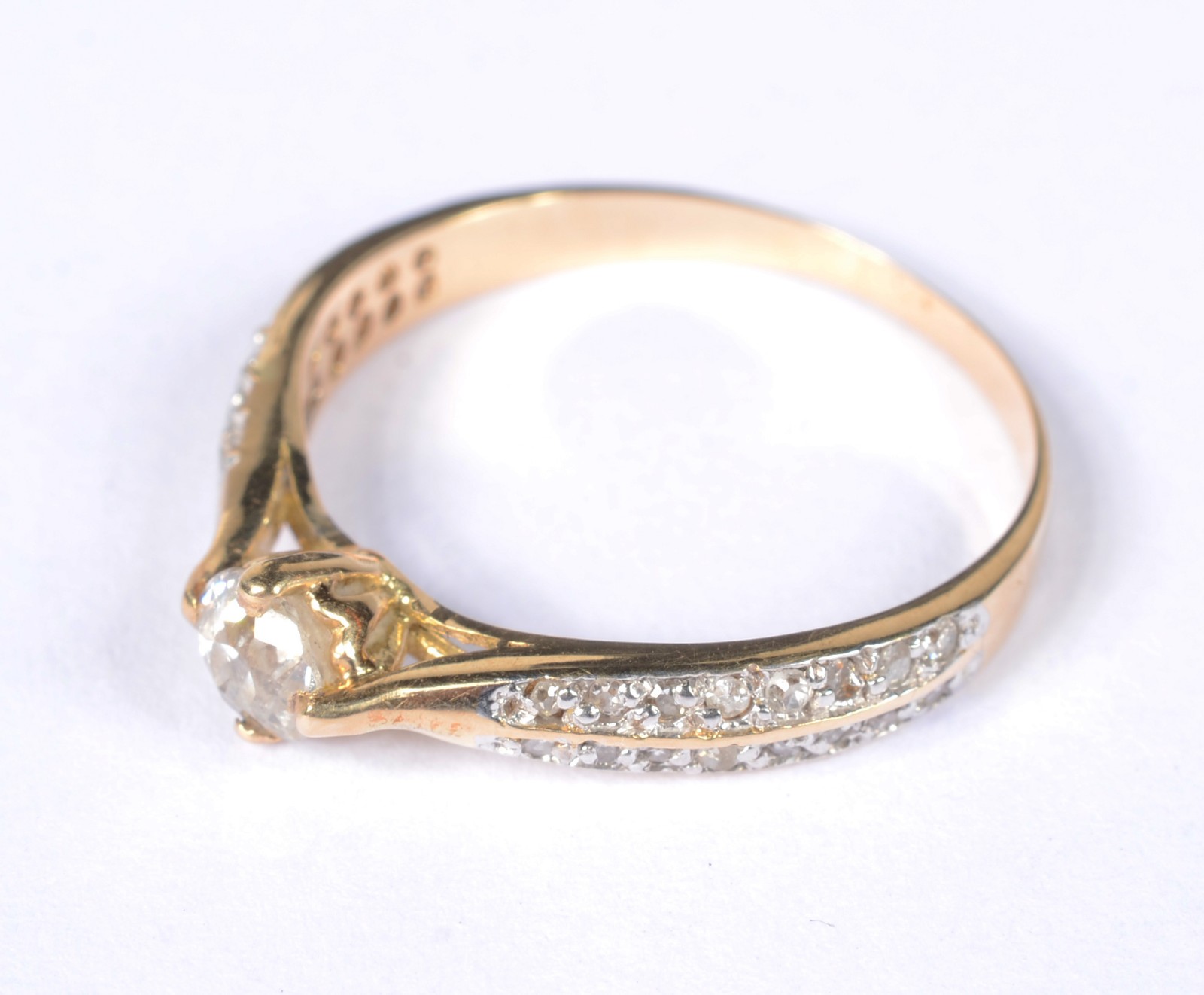 Anel de ouro 18 k., contraste 750 mls, brilhante central de 0,30 ct e... - foto 2 de 5