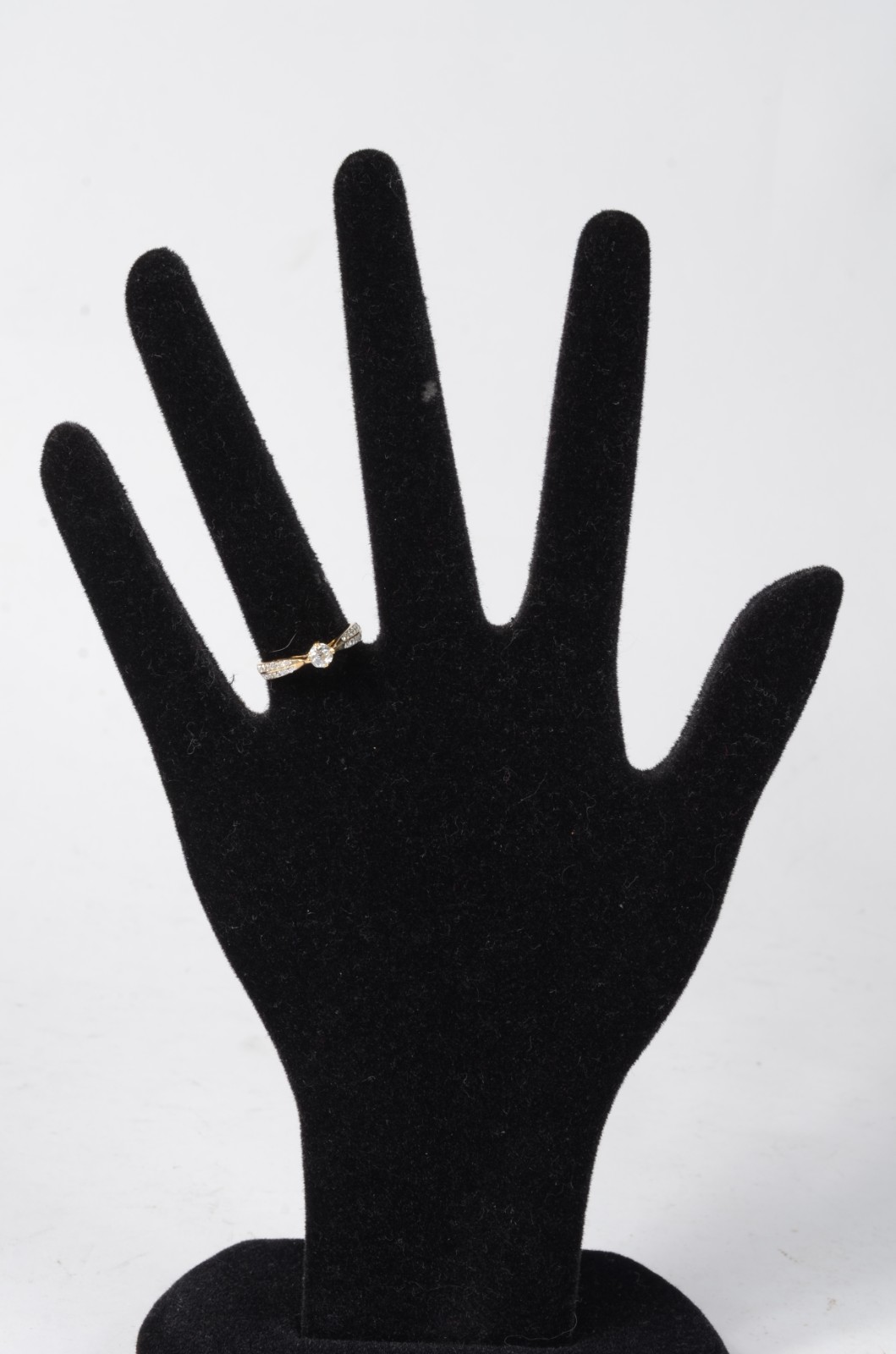 Anel de ouro 18 k., contraste 750 mls, brilhante central de 0,30 ct e... - foto 5 de 5