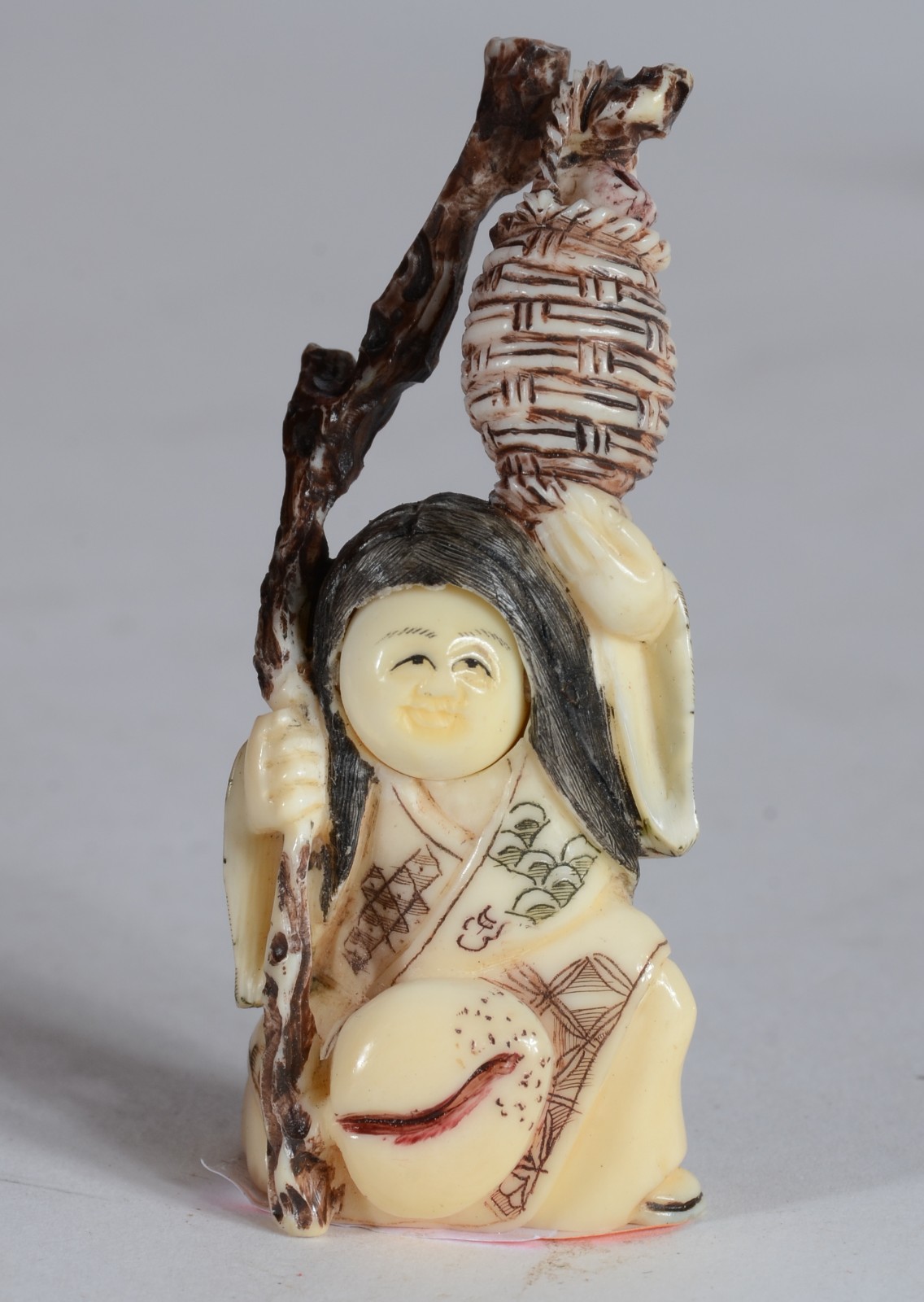Netsuke representando figura do teatro Kabuki, rosto móvel. - foto 1 de 6