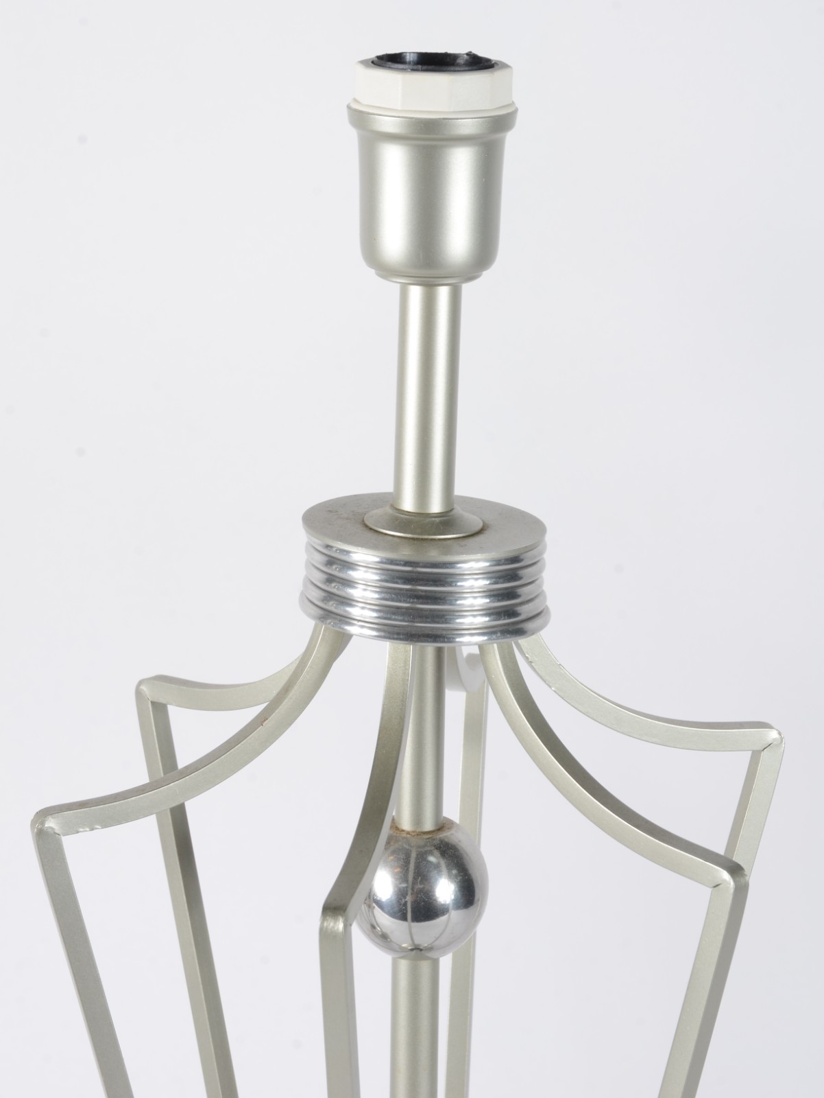 Par de abatjoures de metal prateado com cúpula. - foto 4 de 8