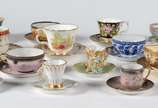Conjunto com 20 xícaras para chá e café com seu... - Conjunto com 20 xícaras para chá e café com seus respectivos pires, em porcelana de diversos modelos e procedências.