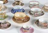 Conjunto com 20 xícaras para chá e café com seu... - Conjunto com 20 xícaras para chá e café com seus respectivos pires, em porcelana de diversos modelos e procedências.