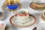 Conjunto com 20 xícaras para chá e café com seu... - Conjunto com 20 xícaras para chá e café com seus respectivos pires, em porcelana de diversos modelos e procedências.