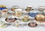 Conjunto com 20 xícaras para chá e café com seu... - Conjunto com 20 xícaras para chá e café com seus respectivos pires, em porcelana de diversos modelos e procedências.