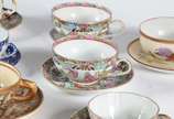 Conjunto com 20 xícaras para chá e café com seu... - Conjunto com 20 xícaras para chá e café com seus respectivos pires, em porcelana de diversos modelos e procedências.
