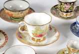Conjunto com 20 xícaras para chá e café com seu... - Conjunto com 20 xícaras para chá e café com seus respectivos pires, em porcelana de diversos modelos e procedências.