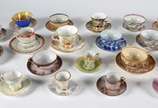 Conjunto com 20 xícaras para chá e café com seu... - Conjunto com 20 xícaras para chá e café com seus respectivos pires, em porcelana de diversos modelos e procedências.