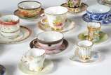 Conjunto com 20 xícaras para chá e café com seu... - Conjunto com 20 xícaras para chá e café com seus respectivos pires, em porcelana de diversos modelos e procedências.