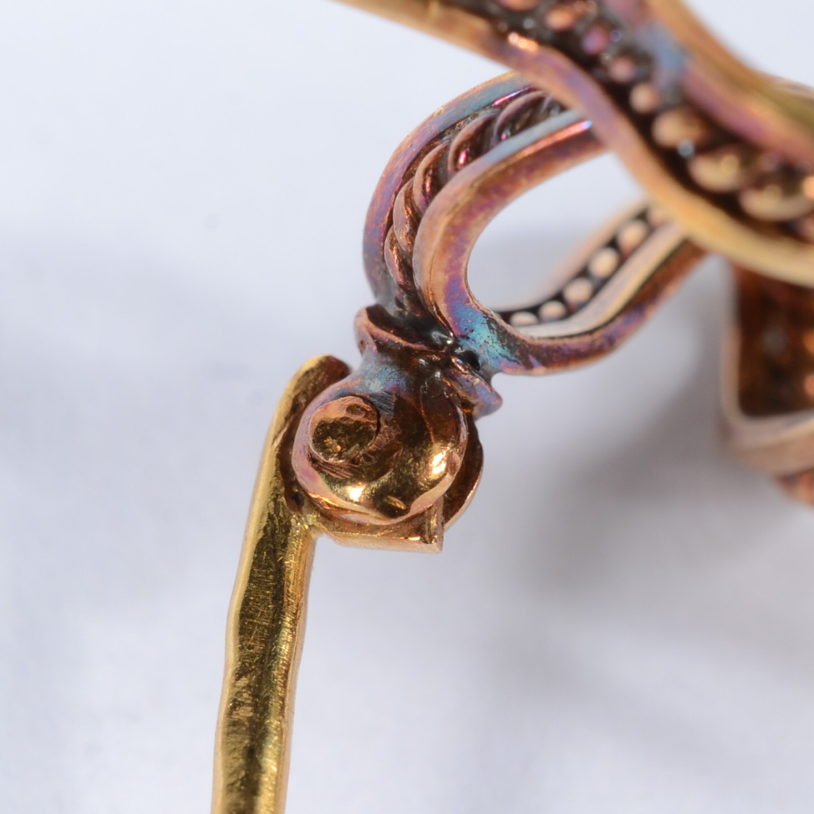 Broche feitio "laço" de ouro 18 k. (Por motivos de segurança a peça... - foto 4 de 4