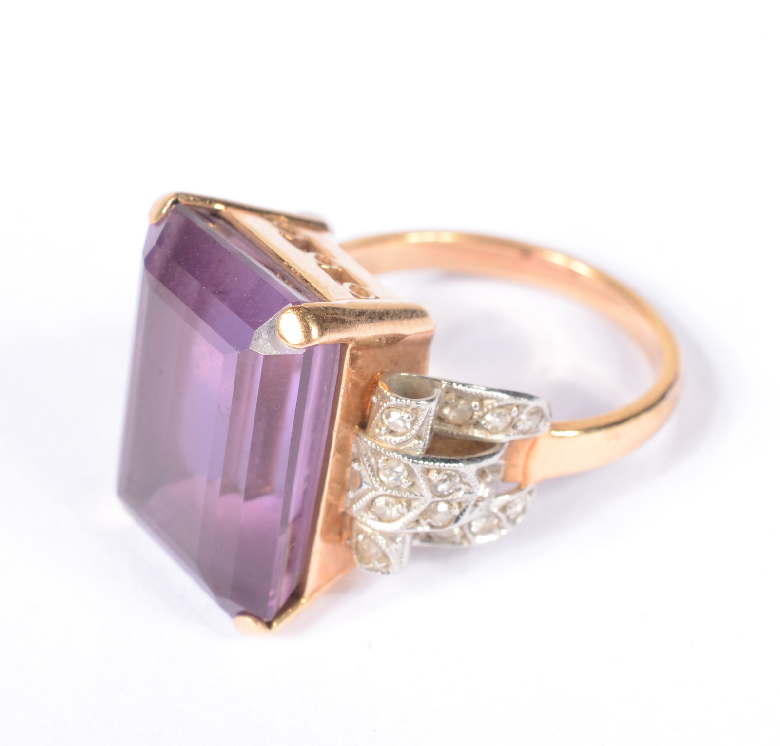 Anel de ouro 18 k., com pedra ametista central e mini brilhantes nas... - foto 2 de 4