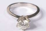 Solitário de ouro branco 18 k., brilhante de ap... - Solitário de ouro branco 18 k., brilhante de aproximadamente 0,65 ct., lapidação redonda completa 57 facetas.  Aro 12. Acompanha certificado da ...
