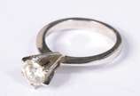 Solitário de ouro branco 18 k., brilhante de ap... - Solitário de ouro branco 18 k., brilhante de aproximadamente 0,65 ct., lapidação redonda completa 57 facetas.  Aro 12. Acompanha certificado da ...