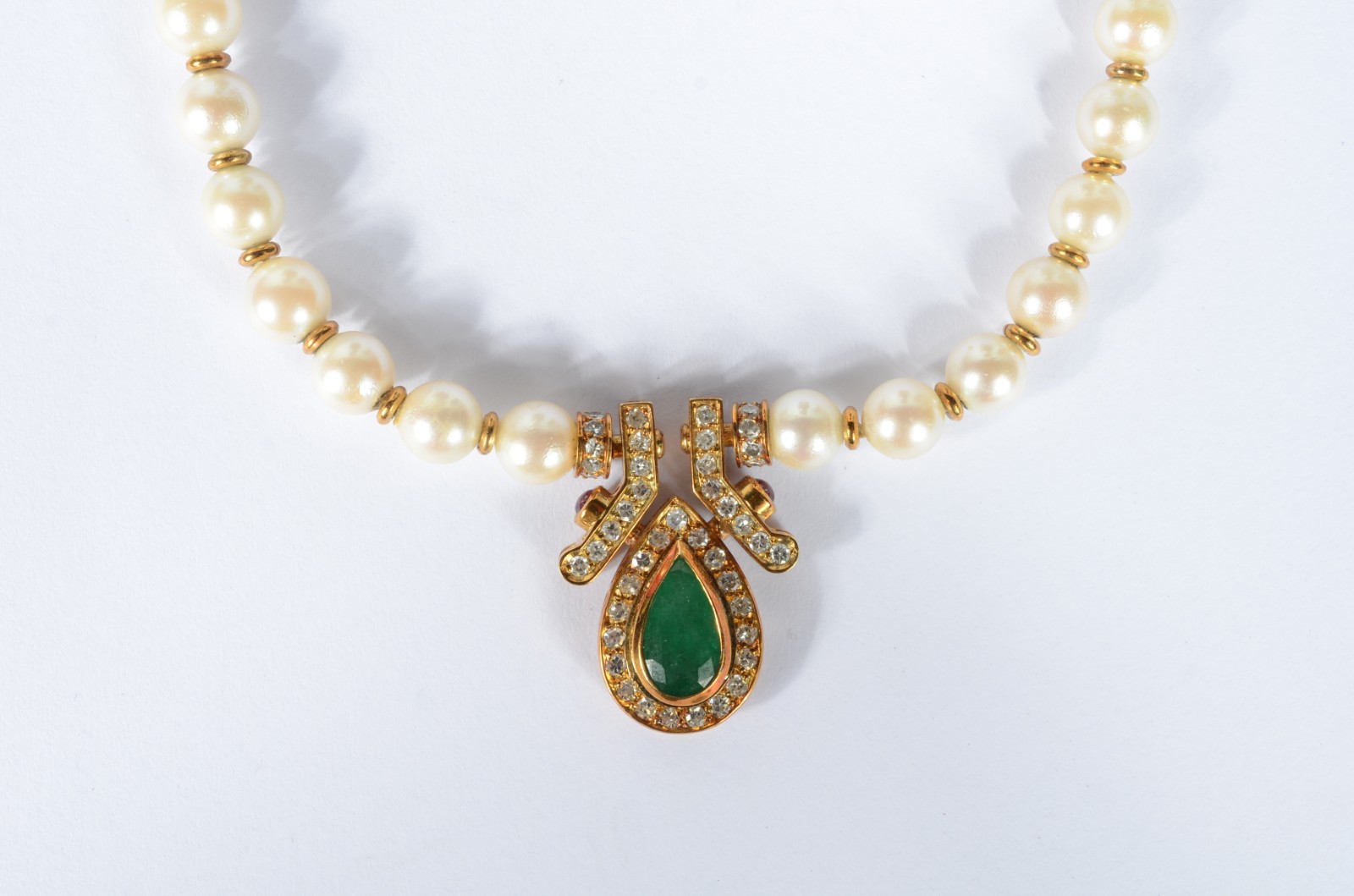 Colar de perolas, fecho de ouro 18 k., esmeralda feitio gota e... - foto 1 de 8