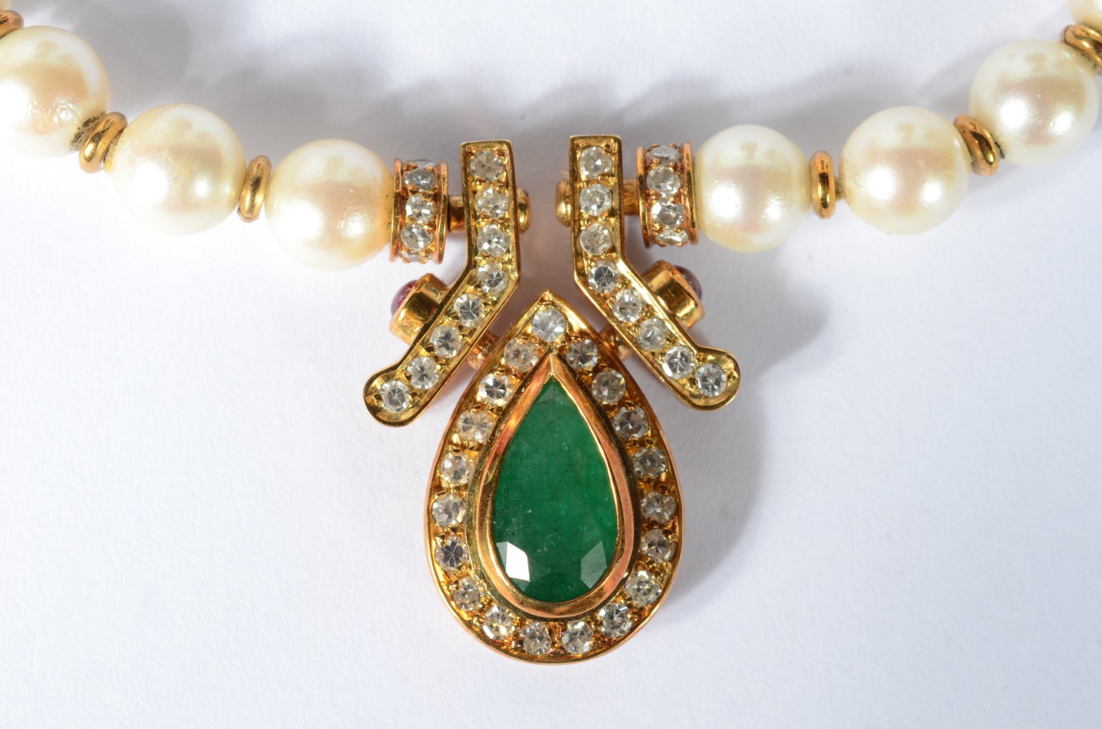 Colar de perolas, fecho de ouro 18 k., esmeralda feitio gota e... - foto 3 de 8