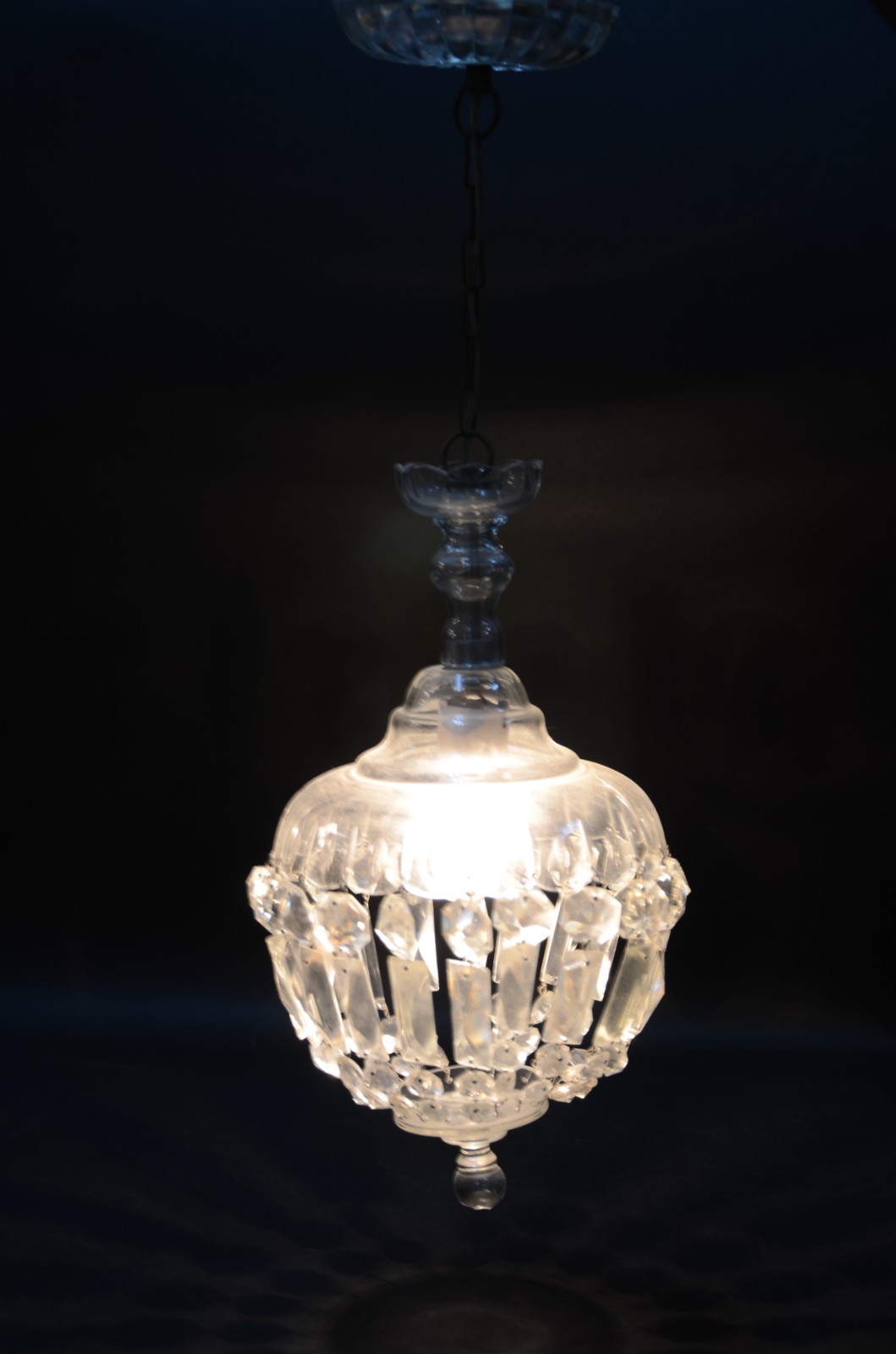 Lustre de cristal com contas lapidadas. - foto 1 de 2