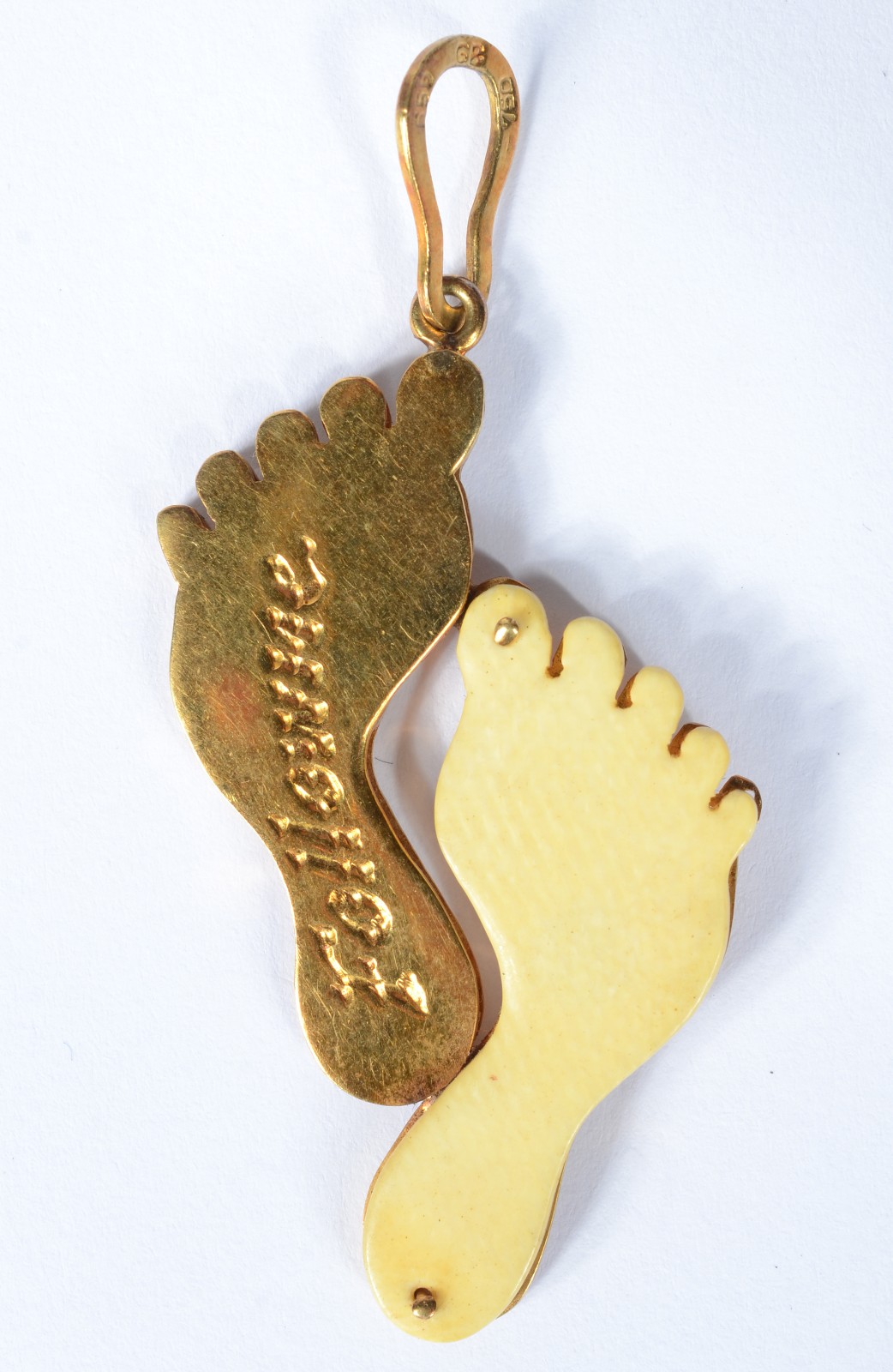Pendente na forma de "pés" de ouro 18 k., e marfim, inscrição... - foto 2 de 3