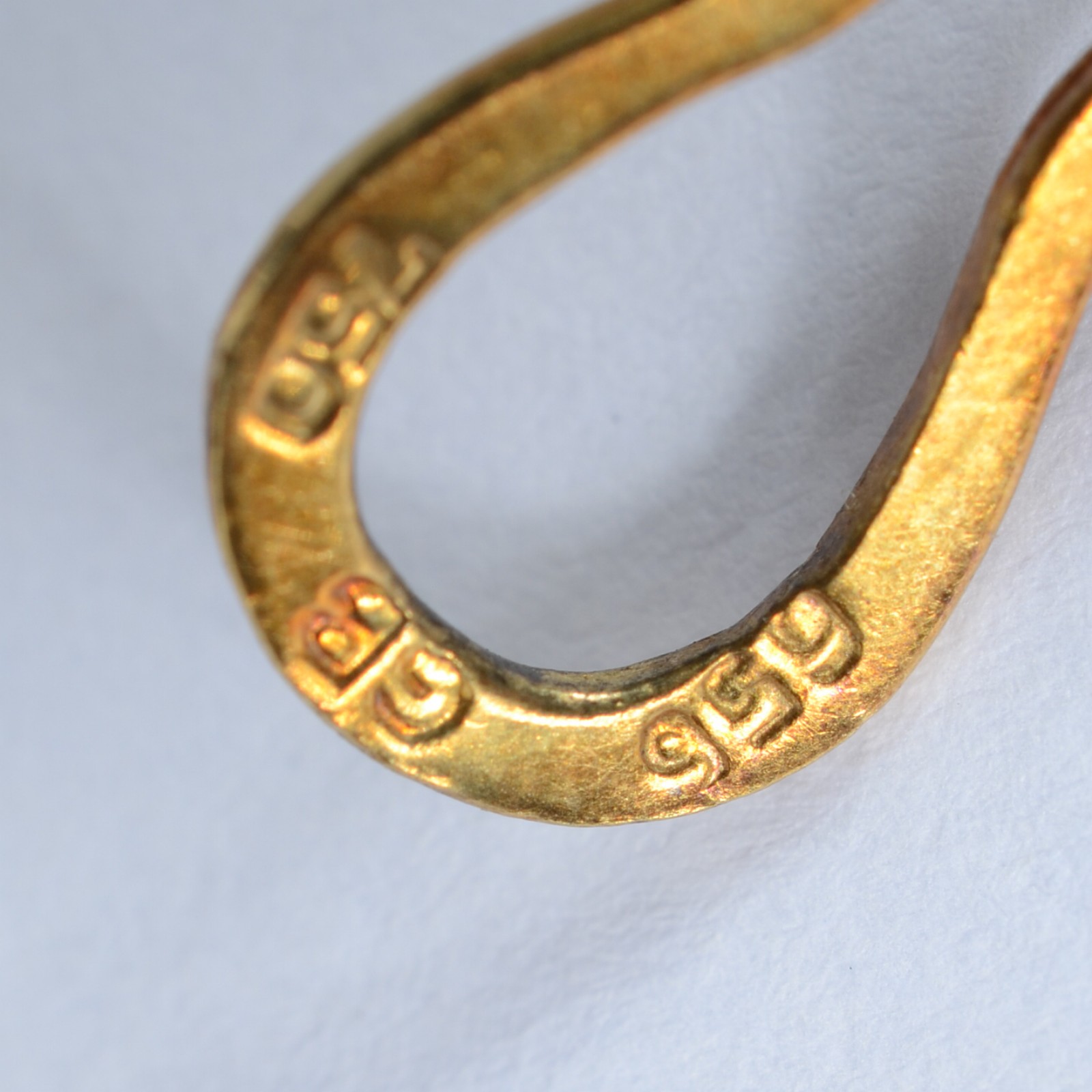Pendente na forma de "pés" de ouro 18 k., e marfim, inscrição... - foto 3 de 3