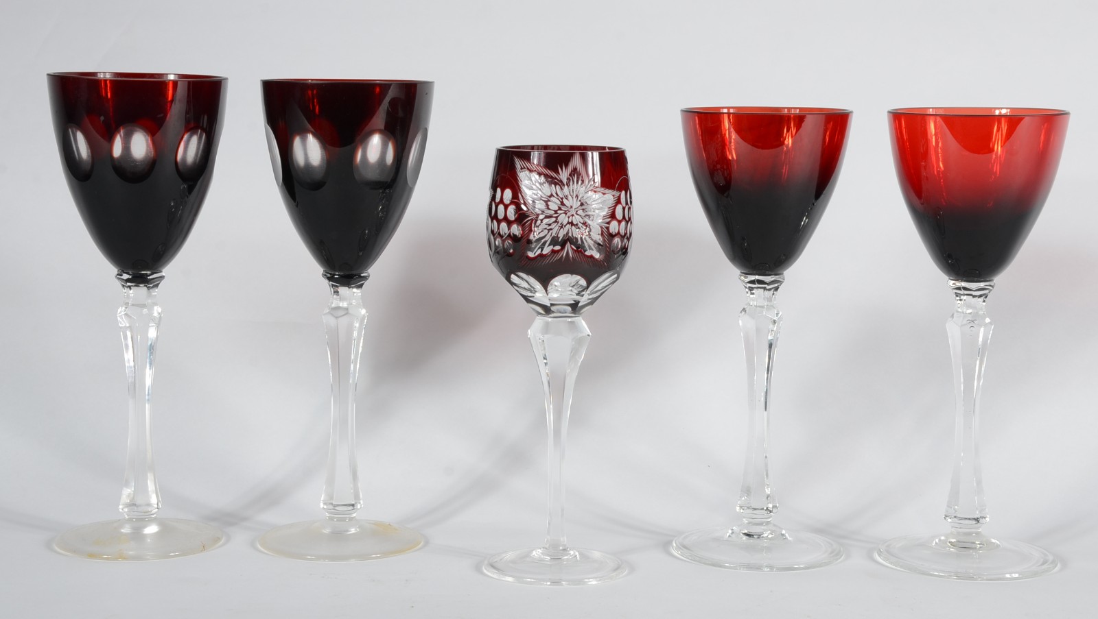 Cinco taças diversas de cristal para vinho. - foto 1 de 2