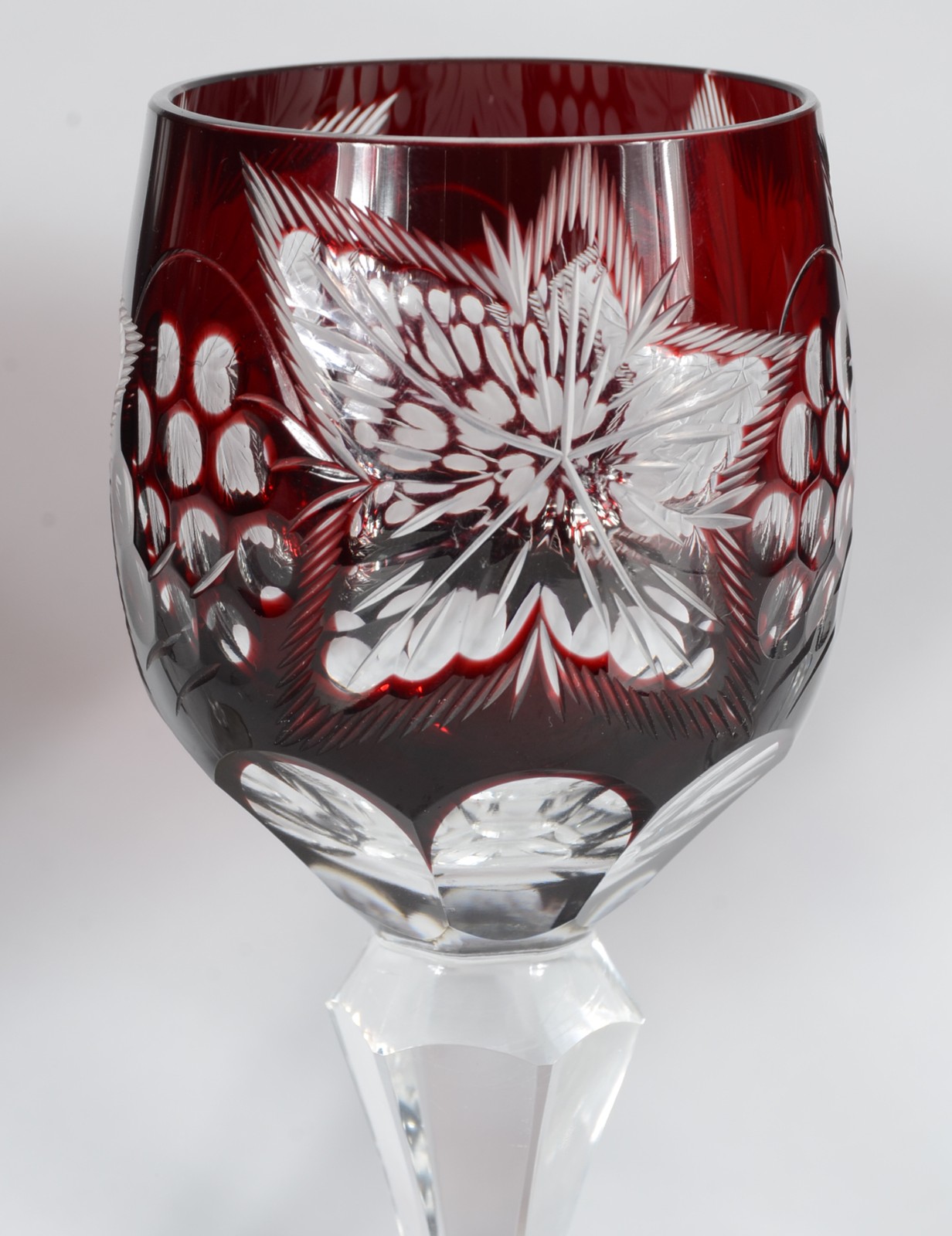 Cinco taças diversas de cristal para vinho. - foto 2 de 2