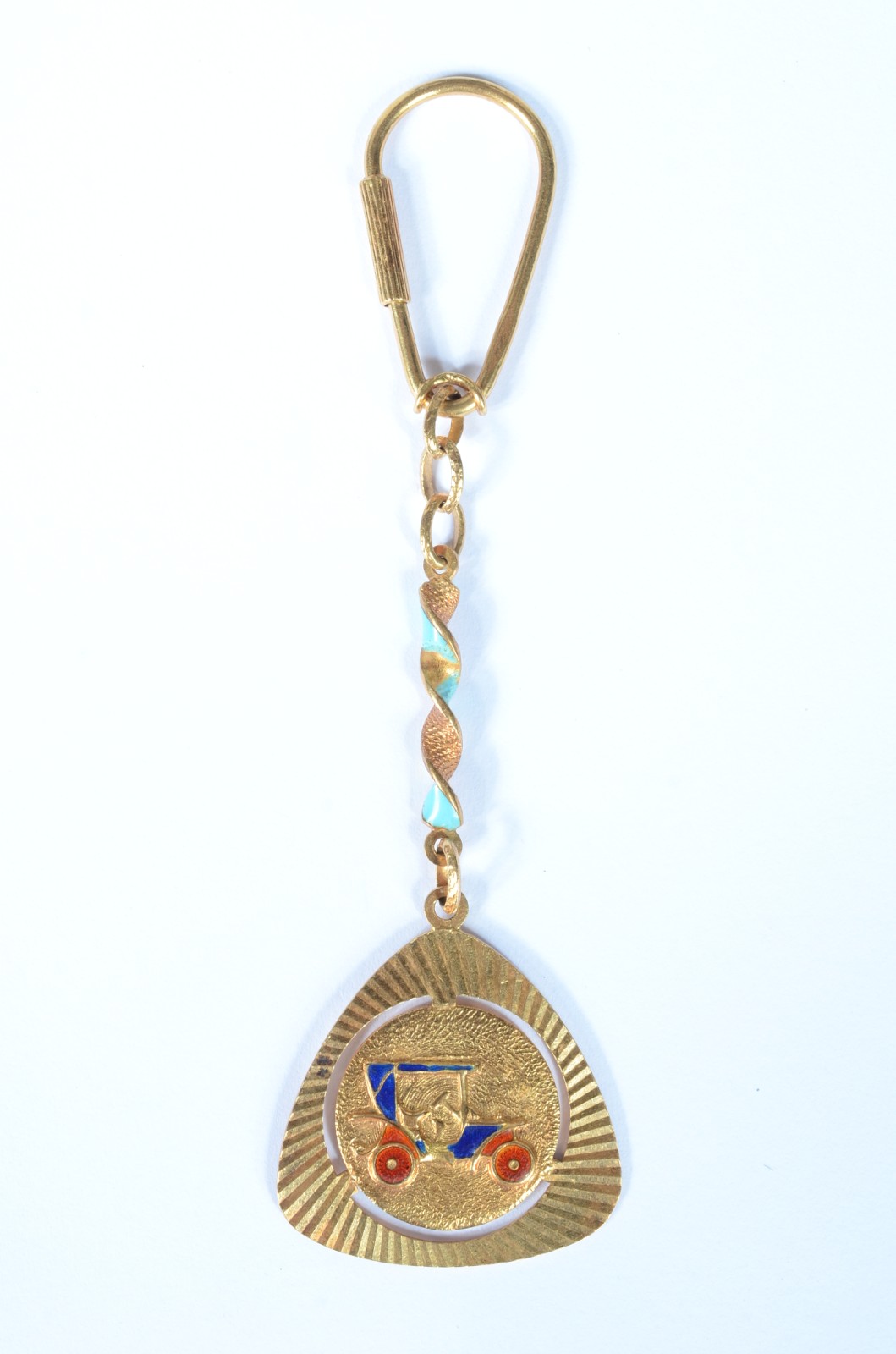 Chaveiro de ouro 18 k., com figuras em policromia de um calhambeque e... - foto 1 de 6