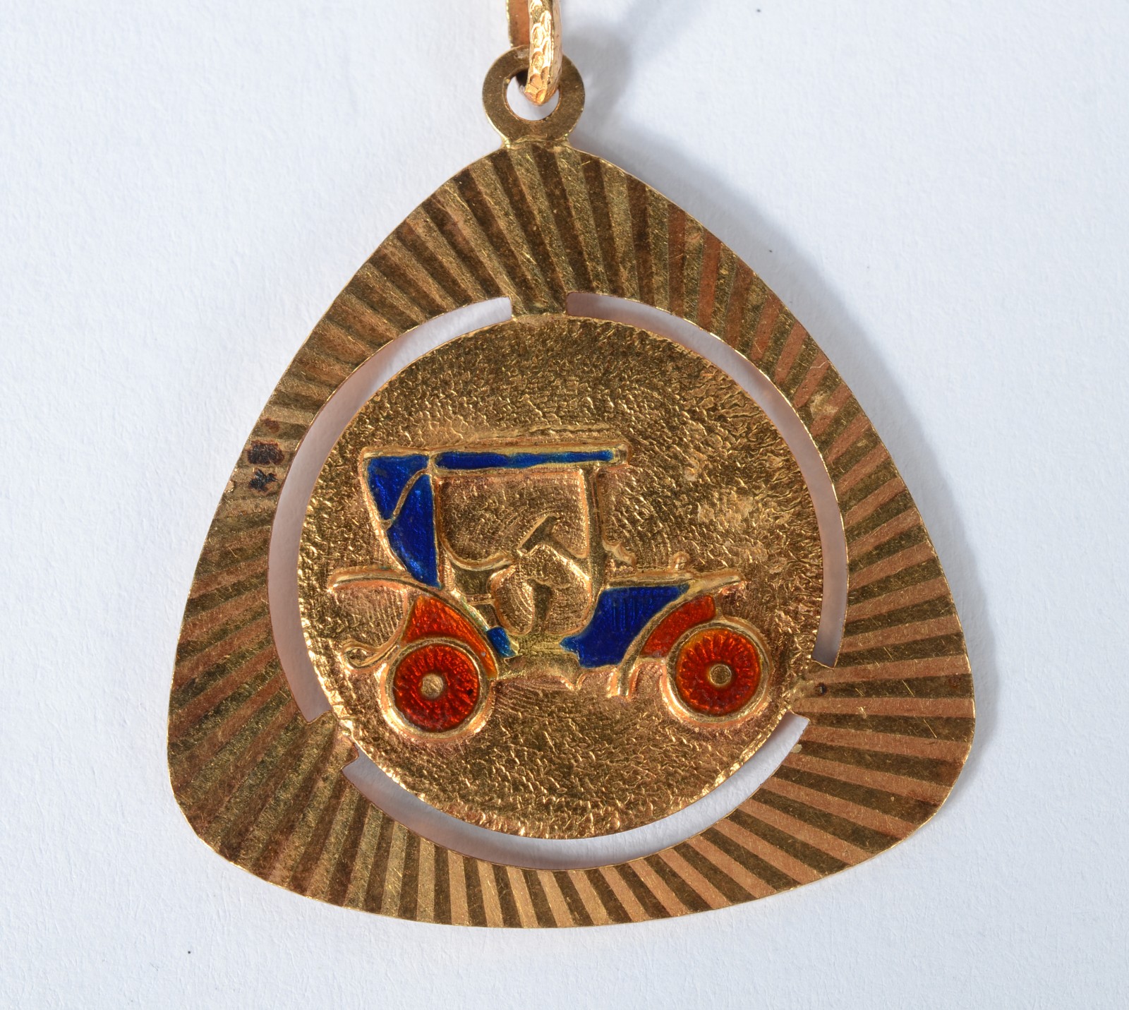 Chaveiro de ouro 18 k., com figuras em policromia de um calhambeque e... - foto 2 de 6