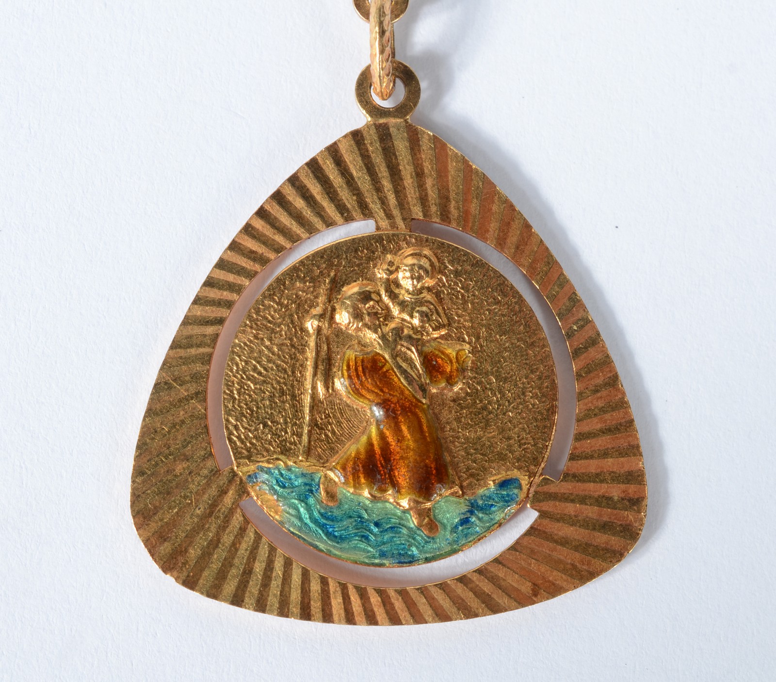 Chaveiro de ouro 18 k., com figuras em policromia de um calhambeque e... - foto 3 de 6