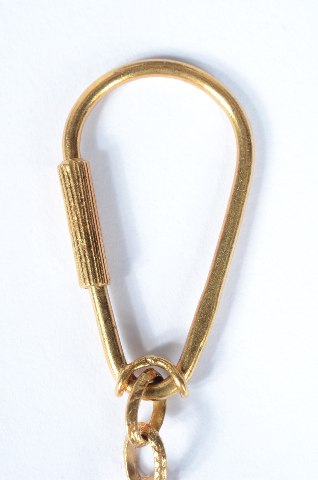 Chaveiro de ouro 18 k., com figuras em policromia de um calhambeque e... - foto 5 de 6