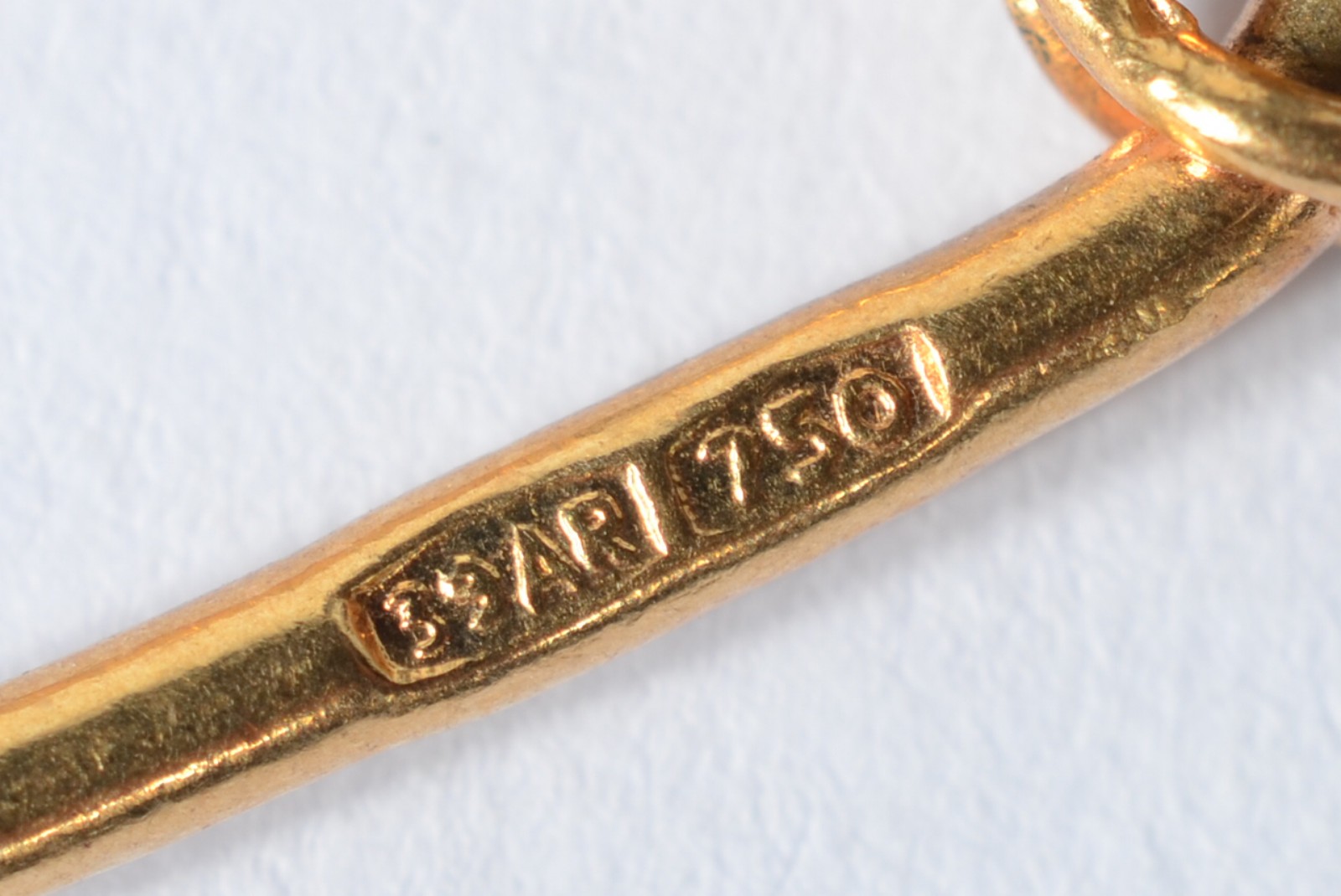 Chaveiro de ouro 18 k., com figuras em policromia de um calhambeque e... - foto 6 de 6