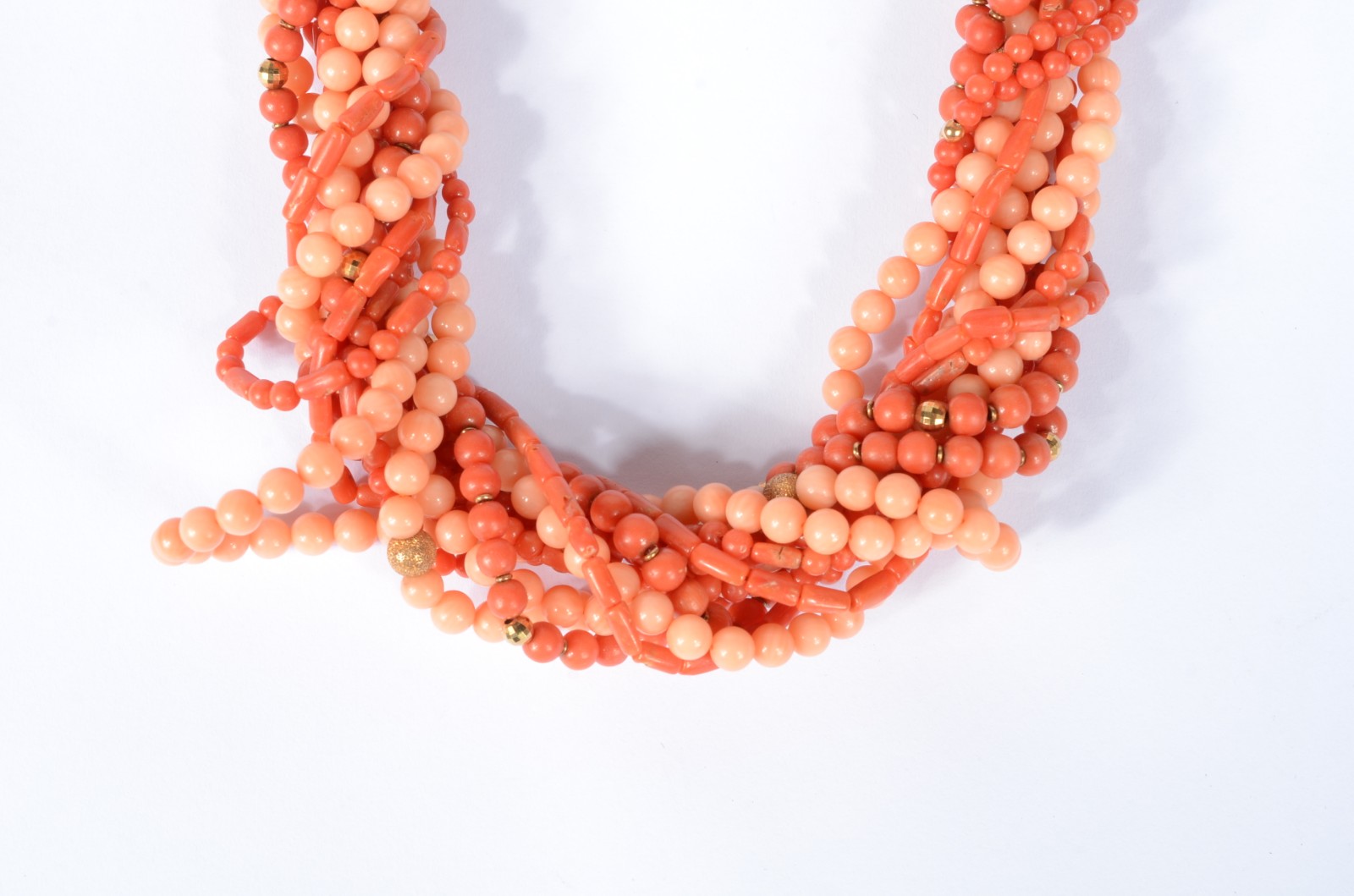Colar "torsade" de pedras coral intercalada com bolinhas e fecho de... - foto 2 de 6