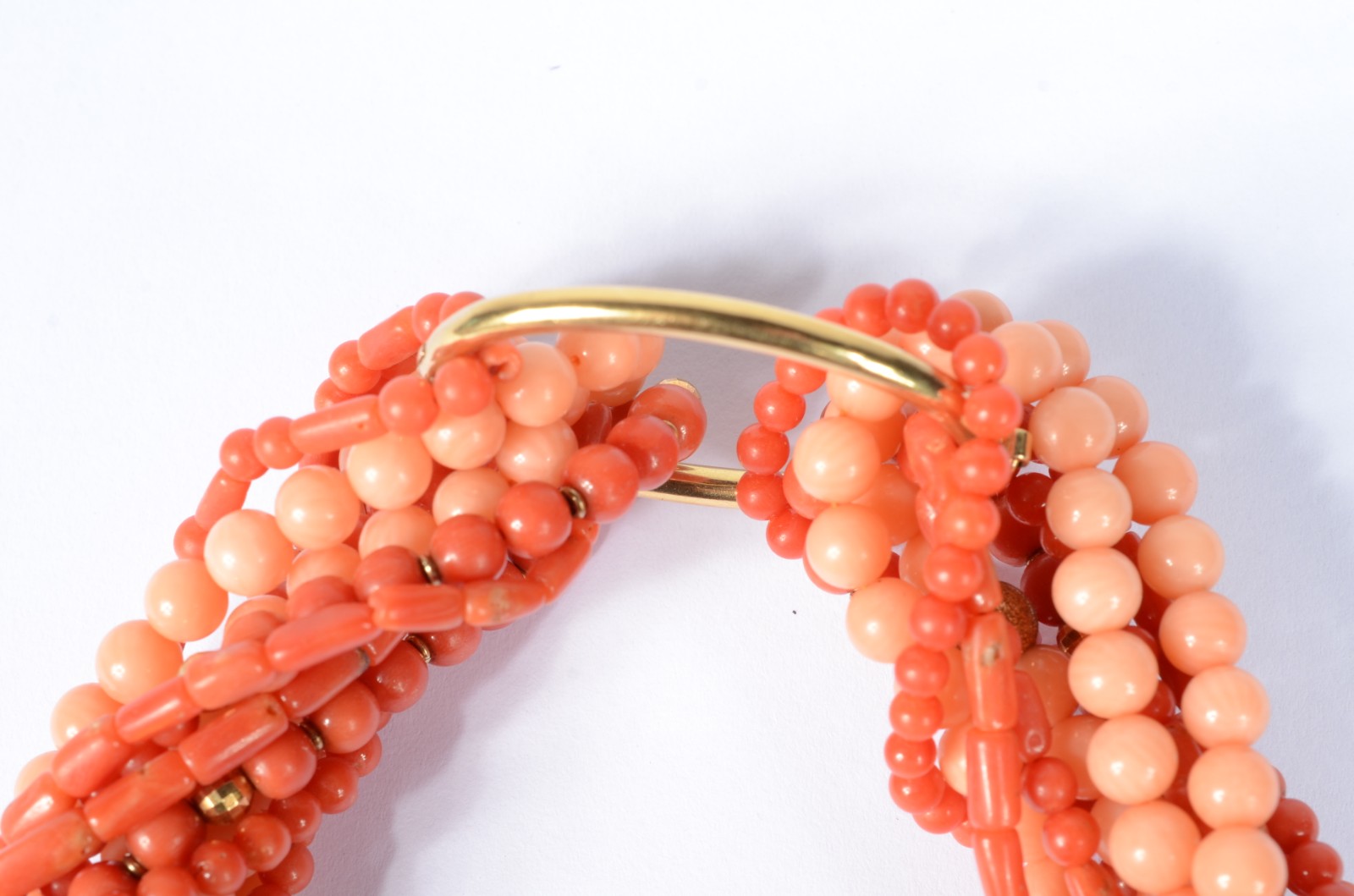 Colar "torsade" de pedras coral intercalada com bolinhas e fecho de... - foto 3 de 6