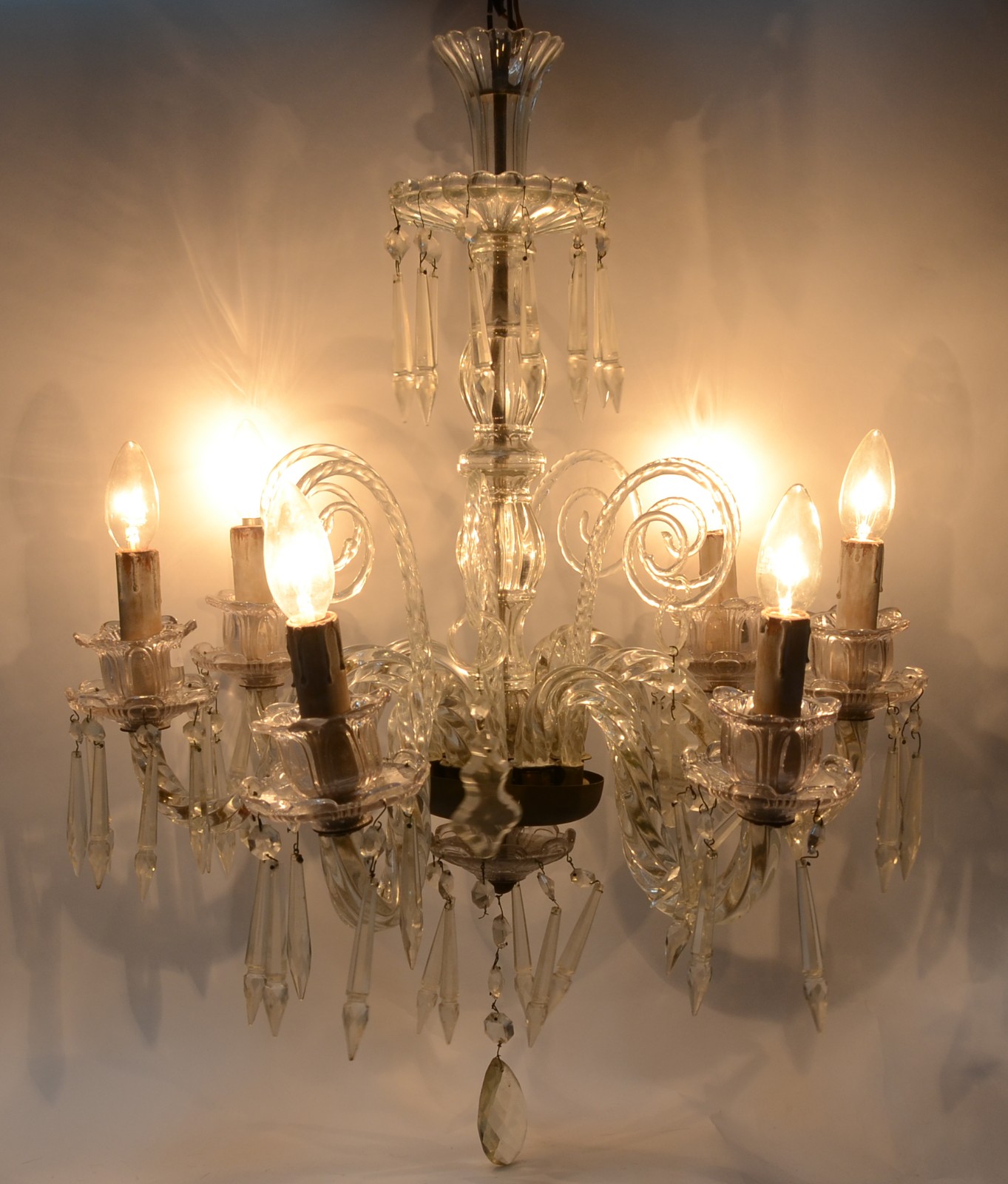 Lustre de cristal para 6 luzes com pingentes lapidados. Obs. tres... - foto 2 de 3