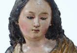  Presepio de madeira policromada, formada por M... -  Presepio de madeira policromada, formada por Menino Jesus em posição budica, Maria e Jose, Sec.XVIII .