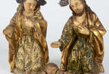 Presépio de madeira dourada e policromada, comp... - Presépio de madeira dourada e policromada, composto de Menino Jesus (com vestimenta em tecido), Maria e Jose (com resplendores).  Século XIX.