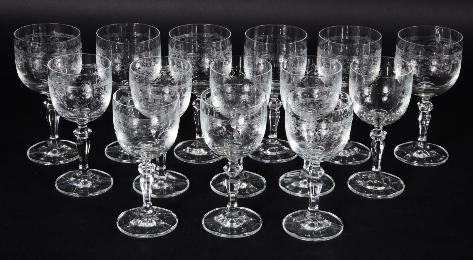 Parte de serviço de cristal lavrado, composto de: 5 taças para vinho... - foto 1 de 2