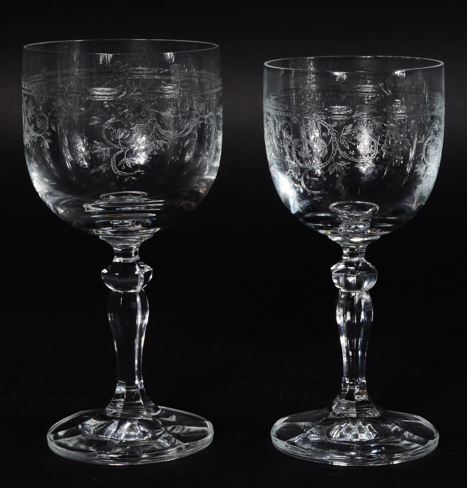 Parte de serviço de cristal lavrado, composto de: 5 taças para vinho... - foto 2 de 2