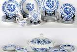 Serviço de jantar de porcelana "cebolinha", com... - Serviço de jantar de porcelana "cebolinha", composto de: 11 pratos rasos, 5 pratos fundos, prato grande, leiteira, 2 para pão (um lascado), 7 pr...