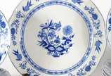Serviço de jantar de porcelana "cebolinha", com... - Serviço de jantar de porcelana "cebolinha", composto de: 11 pratos rasos, 5 pratos fundos, prato grande, leiteira, 2 para pão (um lascado), 7 pr...