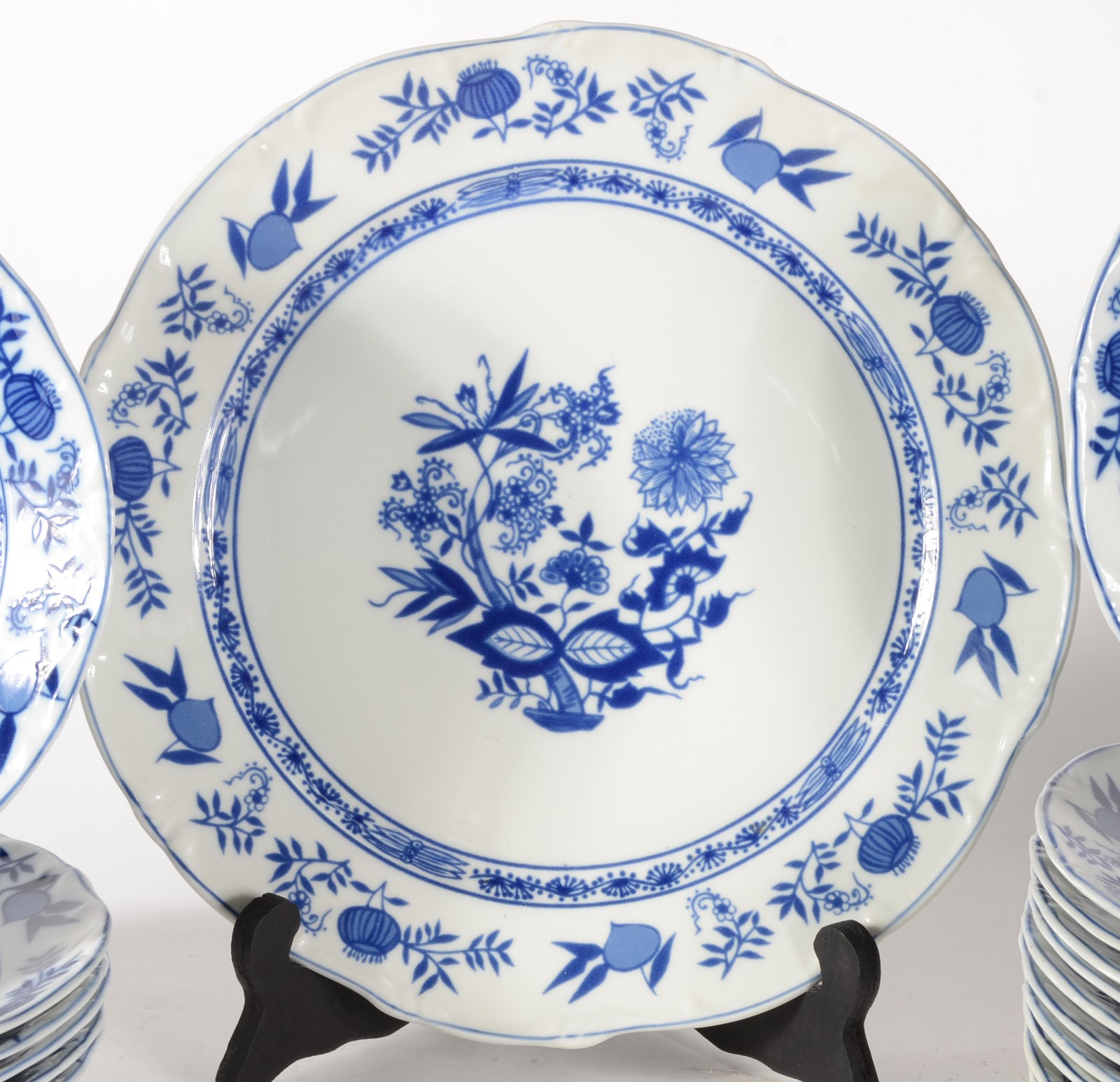 Serviço de jantar de porcelana "cebolinha", composto de: 11 pratos... - foto 5 de 11