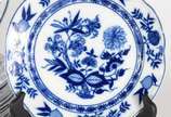 Serviço de jantar de porcelana "cebolinha", com... - Serviço de jantar de porcelana "cebolinha", composto de: 11 pratos rasos, 5 pratos fundos, prato grande, leiteira, 2 para pão (um lascado), 7 pr...