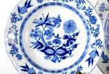 Serviço de jantar de porcelana "cebolinha", com... - Serviço de jantar de porcelana "cebolinha", composto de: 11 pratos rasos, 5 pratos fundos, prato grande, leiteira, 2 para pão (um lascado), 7 pr...