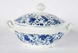 Serviço de jantar de porcelana "cebolinha", com... - Serviço de jantar de porcelana "cebolinha", composto de: 11 pratos rasos, 5 pratos fundos, prato grande, leiteira, 2 para pão (um lascado), 7 pr...