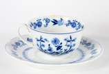 Serviço de jantar de porcelana "cebolinha", com... - Serviço de jantar de porcelana "cebolinha", composto de: 11 pratos rasos, 5 pratos fundos, prato grande, leiteira, 2 para pão (um lascado), 7 pr...