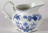 Serviço de jantar de porcelana "cebolinha", com... - Serviço de jantar de porcelana "cebolinha", composto de: 11 pratos rasos, 5 pratos fundos, prato grande, leiteira, 2 para pão (um lascado), 7 pr...