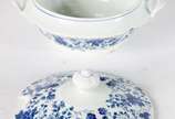 Serviço de jantar de porcelana "cebolinha", com... - Serviço de jantar de porcelana "cebolinha", composto de: 11 pratos rasos, 5 pratos fundos, prato grande, leiteira, 2 para pão (um lascado), 7 pr...