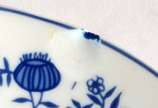 Serviço de jantar de porcelana "cebolinha", com... - Serviço de jantar de porcelana "cebolinha", composto de: 11 pratos rasos, 5 pratos fundos, prato grande, leiteira, 2 para pão (um lascado), 7 pr...