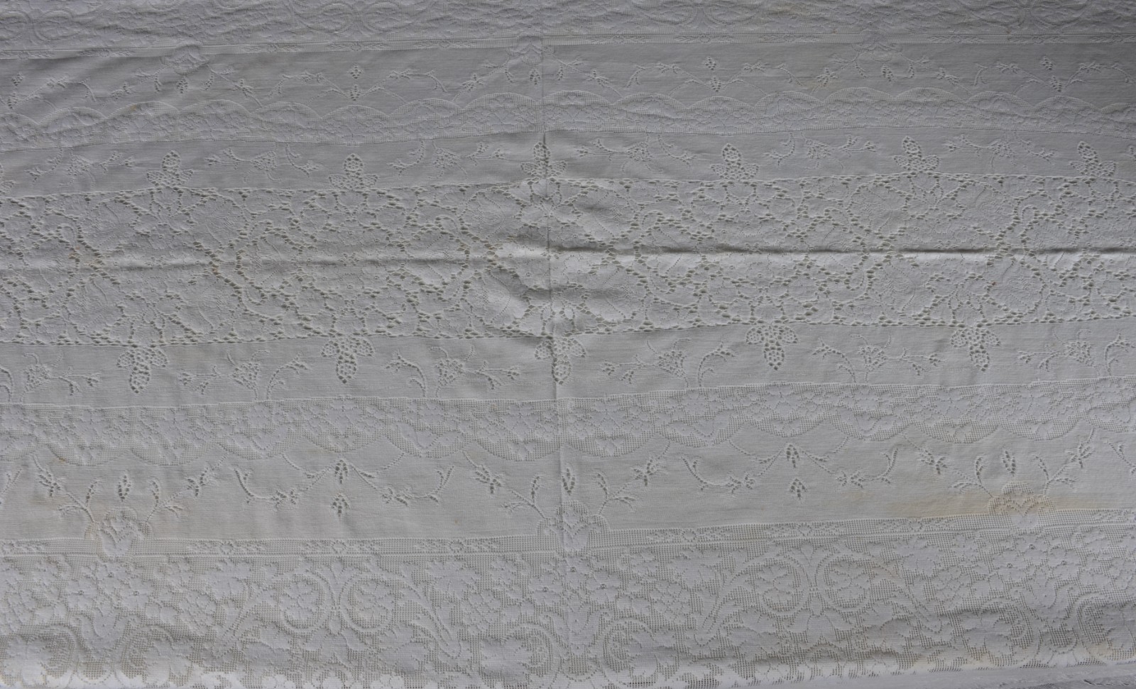 Toalha de mesa em "labirinto" branco (algumas manchas). - foto 2 de 6