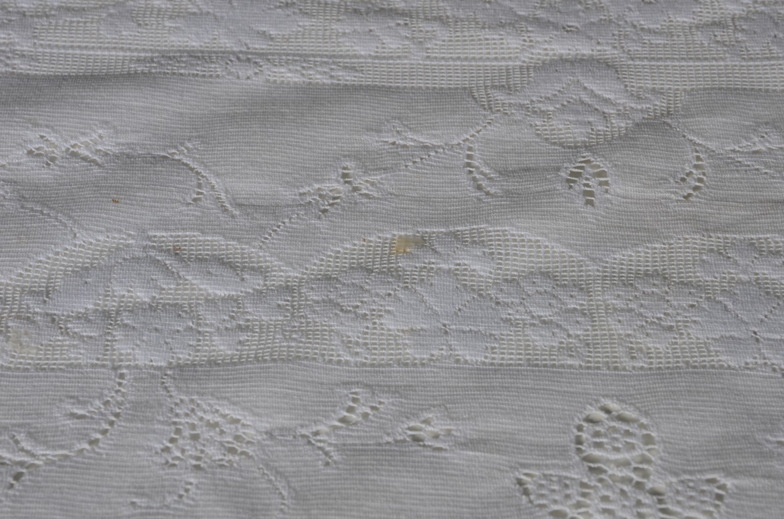 Toalha de mesa em "labirinto" branco (algumas manchas). - foto 4 de 6