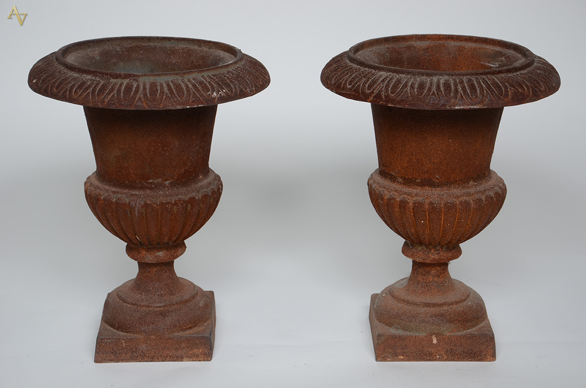 Par de vasos de ferro. Altura 37 cm cada.