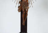    Crucifixo de madeira com figura de Cristo ri... -    Crucifixo de madeira com figura de Cristo ricamente entalhada, resplendores de prata. Seculo XVIII .