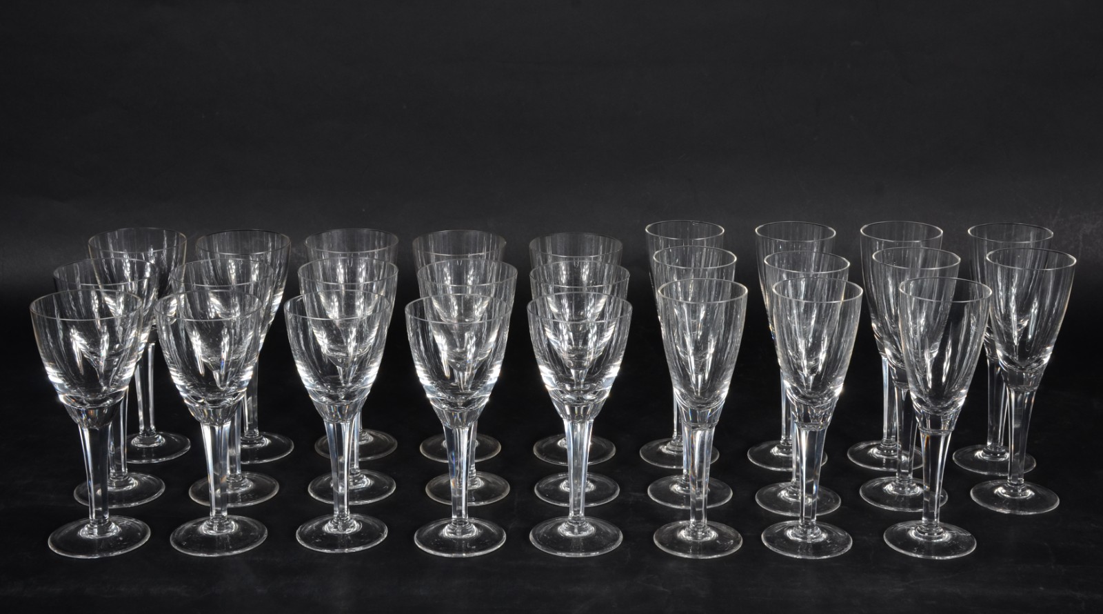Serviço de cristal facetado, composto de: 12 flutes para champagne e... - foto 1 de 4